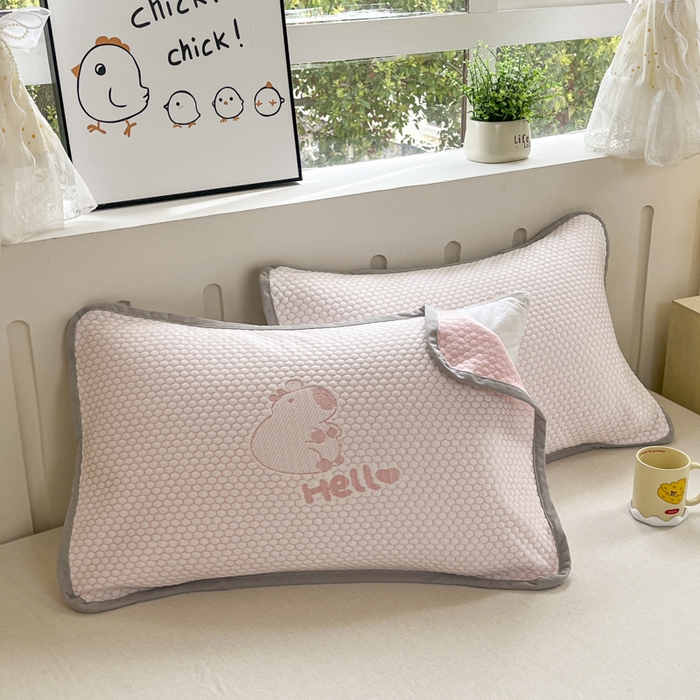 91家纺网 家纺一手货源 找家纺 芙绣家纺 2025新款A类凉感豆豆枕巾 卡皮巴拉-粉色 52*72cm/只