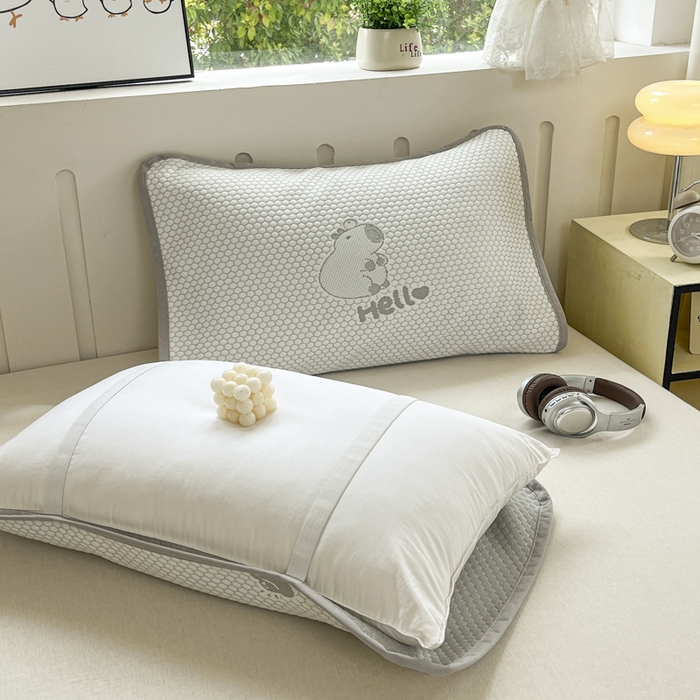 91家纺网 家纺一手货源 找家纺 芙绣家纺 2025新款A类凉感豆豆枕巾 卡皮巴拉-灰色 52*72cm/只