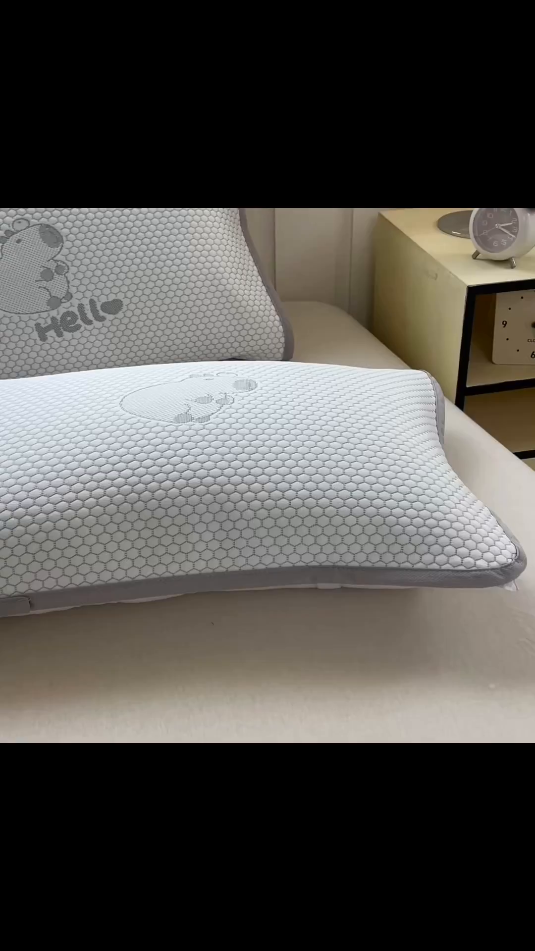 91家纺网 家纺一手货源 找家纺 芙绣家纺 2025新款A类凉感豆豆枕巾 卡皮巴拉-灰色 52*72cm/只