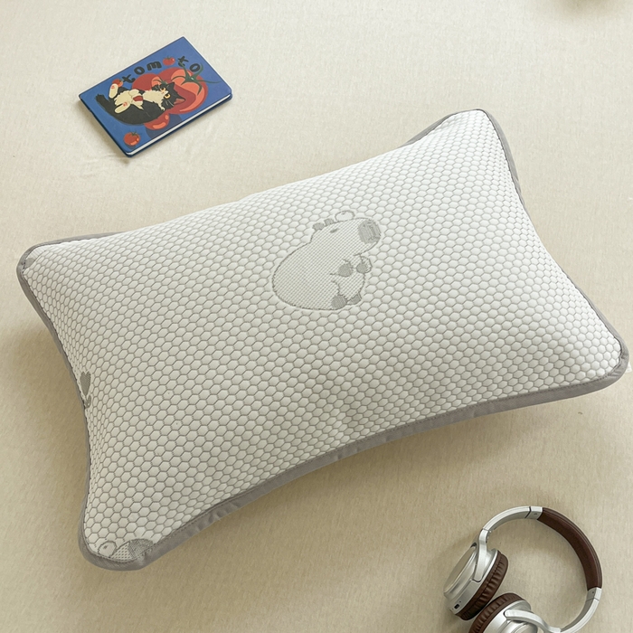 91家纺网 家纺一手货源 找家纺 芙绣家纺 2025新款A类凉感豆豆枕巾 卡皮巴拉-灰色 52*72cm/对