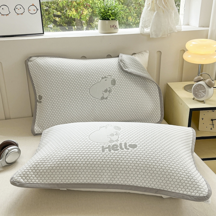 91家纺网 家纺一手货源 找家纺 芙绣家纺 2025新款A类凉感豆豆枕巾 卡皮巴拉-灰色 52*72cm/对