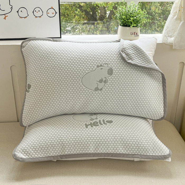 91家纺网 家纺一手货源 找家纺 芙绣家纺 2025新款A类凉感豆豆枕巾 卡皮巴拉-灰色 52*72cm/对