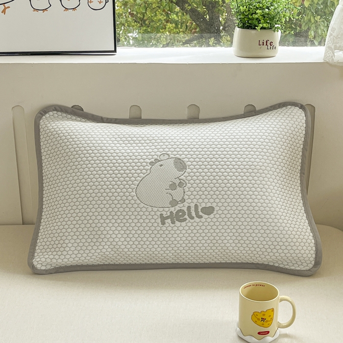 91家纺网 家纺一手货源 找家纺 芙绣家纺 2025新款A类凉感豆豆枕巾 卡皮巴拉-灰色 52*72cm/对