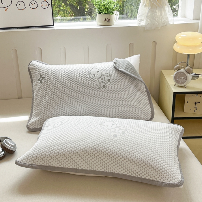 91家纺网 家纺一手货源 找家纺 芙绣家纺 2025新款A类凉感豆豆枕巾 小熊-灰色 52*72cm/只