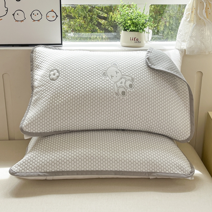 91家纺网 家纺一手货源 找家纺 芙绣家纺 2025新款A类凉感豆豆枕巾 小熊-灰色 52*72cm/只