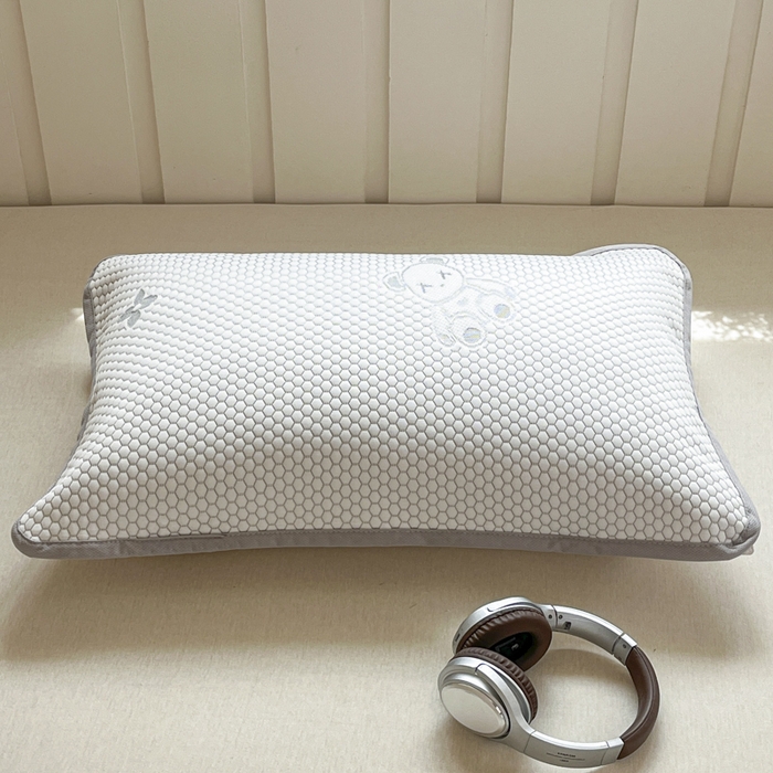 91家纺网 家纺一手货源 找家纺 芙绣家纺 2025新款A类凉感豆豆枕巾 小熊-灰色 52*72cm/只