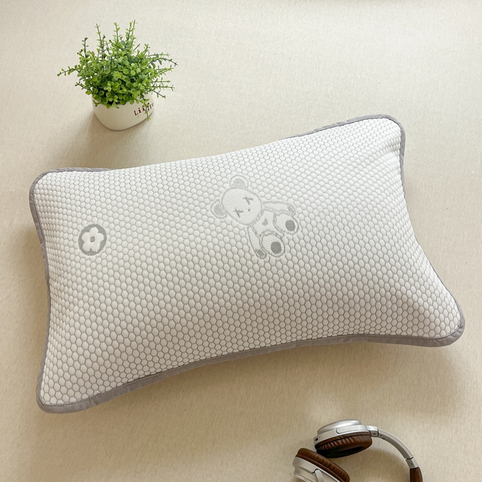 91家纺网 家纺一手货源 找家纺 芙绣家纺 2025新款A类凉感豆豆枕巾 小熊-灰色 52*72cm/对