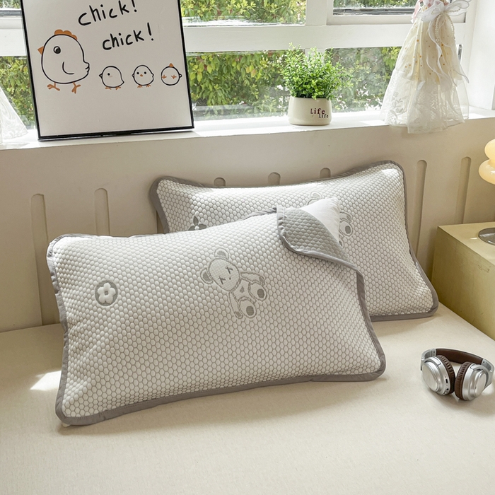 91家纺网 家纺一手货源 找家纺 芙绣家纺 2025新款A类凉感豆豆枕巾 小熊-灰色 52*72cm/对