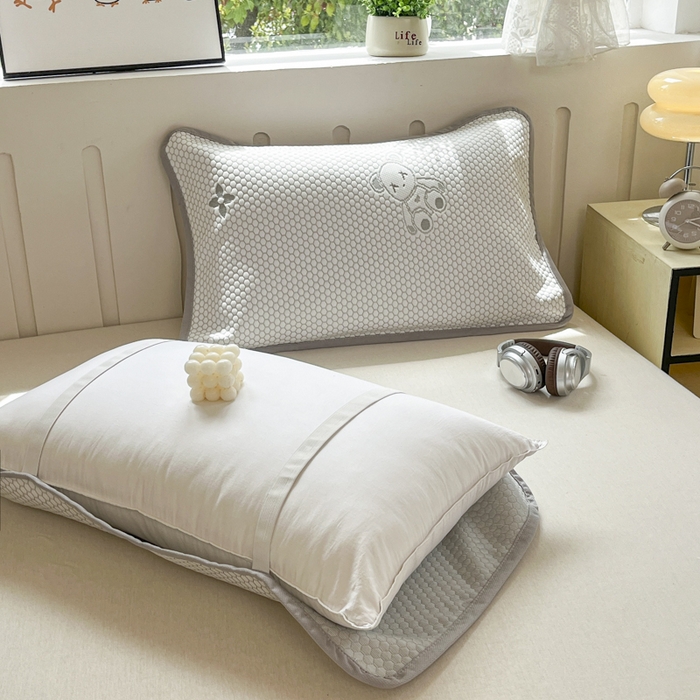 91家纺网 家纺一手货源 找家纺 芙绣家纺 2025新款A类凉感豆豆枕巾 小熊-灰色 52*72cm/对