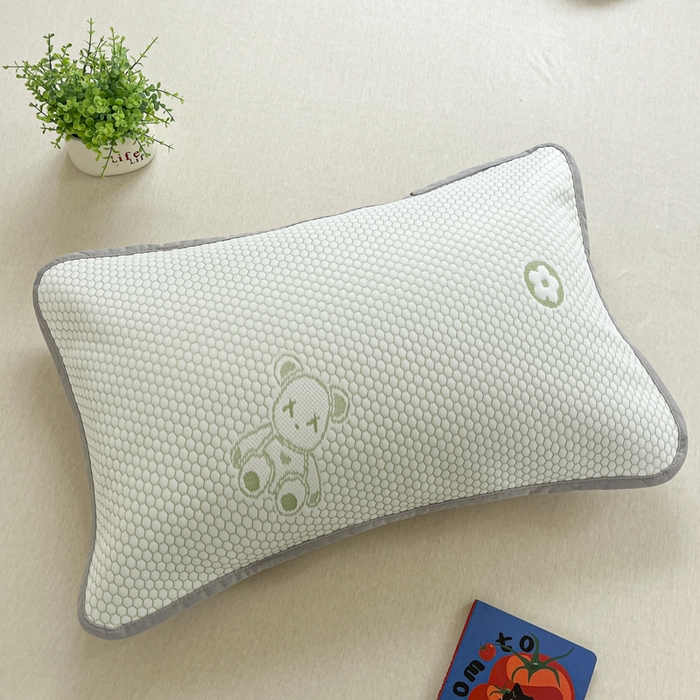 91家纺网 家纺一手货源 找家纺 芙绣家纺 2025新款A类凉感豆豆枕巾 小熊-绿色 52*72cm/只