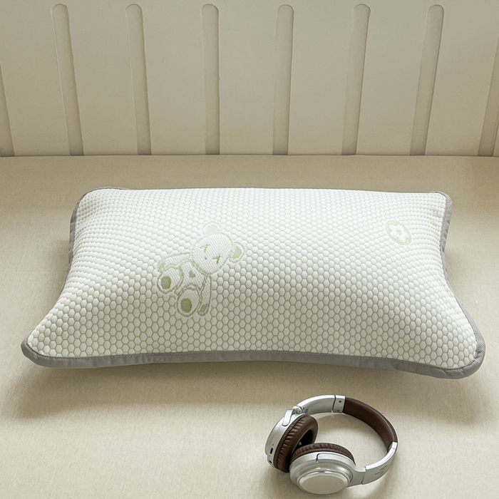 91家纺网 家纺一手货源 找家纺 芙绣家纺 2025新款A类凉感豆豆枕巾 小熊-绿色 52*72cm/只