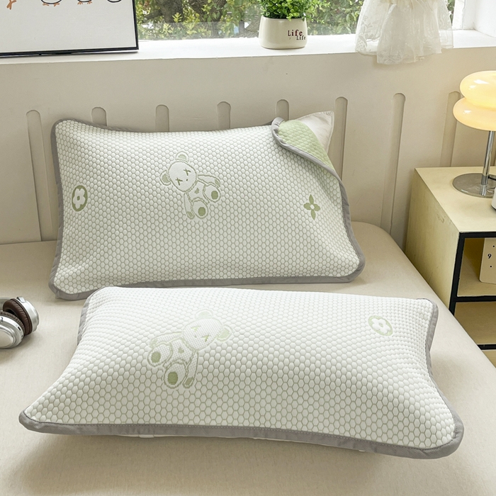 91家纺网 家纺一手货源 找家纺 芙绣家纺 2025新款A类凉感豆豆枕巾 小熊-绿色 52*72cm/只