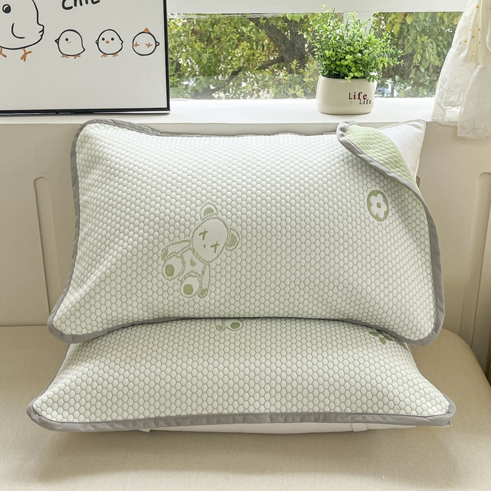 91家纺网 家纺一手货源 找家纺 芙绣家纺 2025新款A类凉感豆豆枕巾 小熊-绿色 52*72cm/只