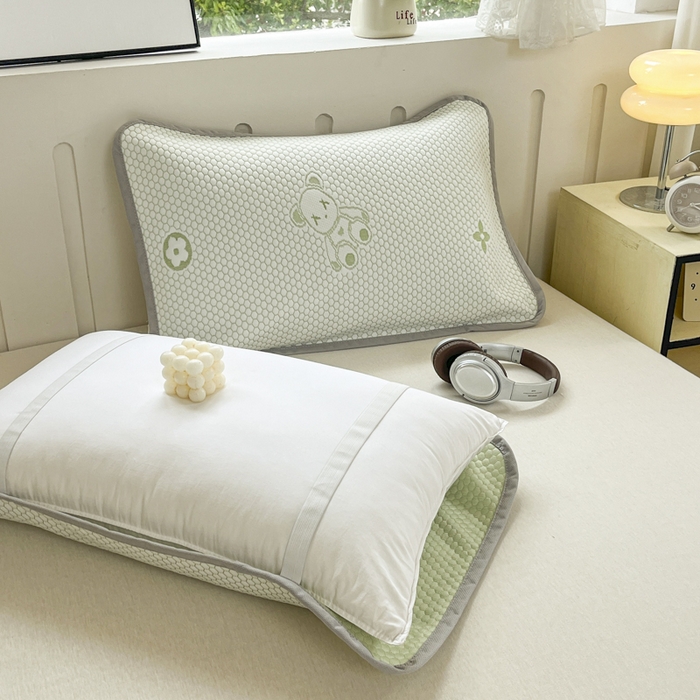 91家纺网 家纺一手货源 找家纺 芙绣家纺 2025新款A类凉感豆豆枕巾 小熊-绿色 52*72cm/只