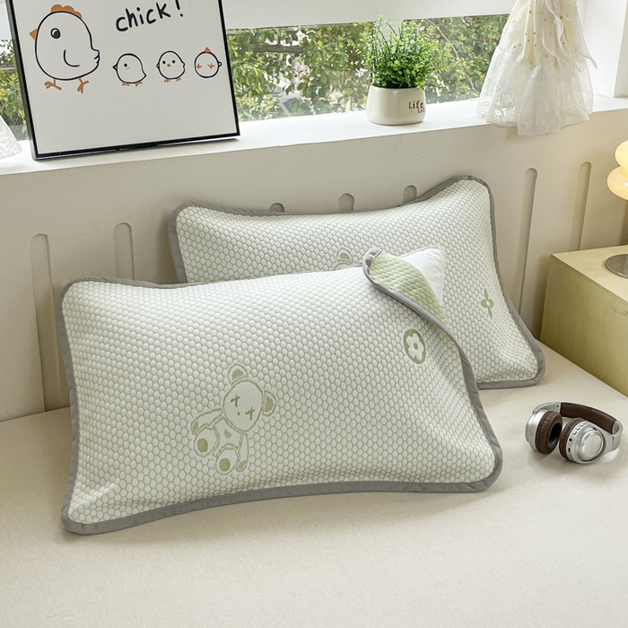 91家纺网 家纺一手货源 找家纺 芙绣家纺 2025新款A类凉感豆豆枕巾 小熊-绿色 52*72cm/对