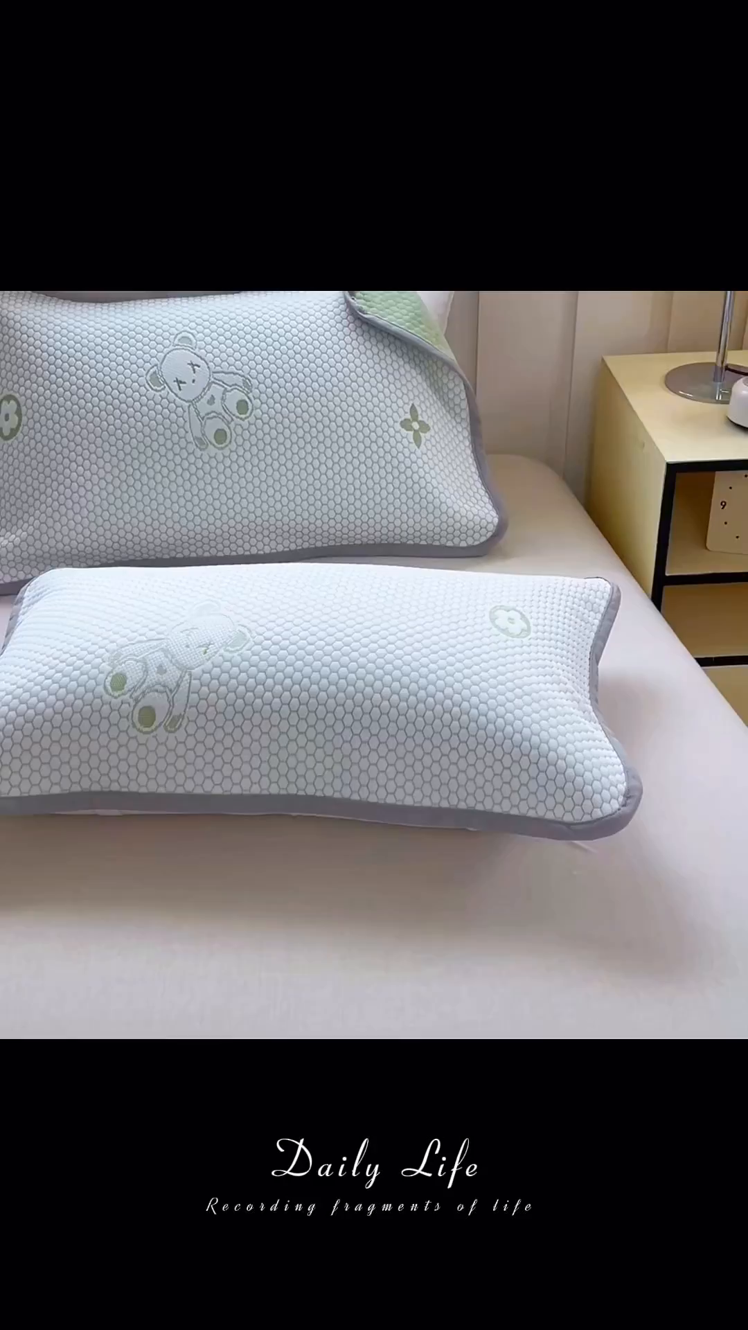 91家纺网 家纺一手货源 找家纺 芙绣家纺 2025新款A类凉感豆豆枕巾 小熊-绿色 52*72cm/对