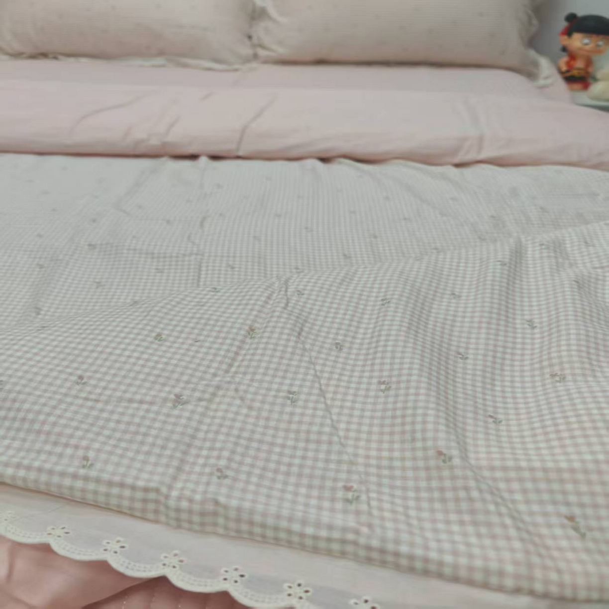 91家纺网 家纺一手货源 找家纺 （总）金艾草2026新款床盖款A类纯棉双层纱花边四件套