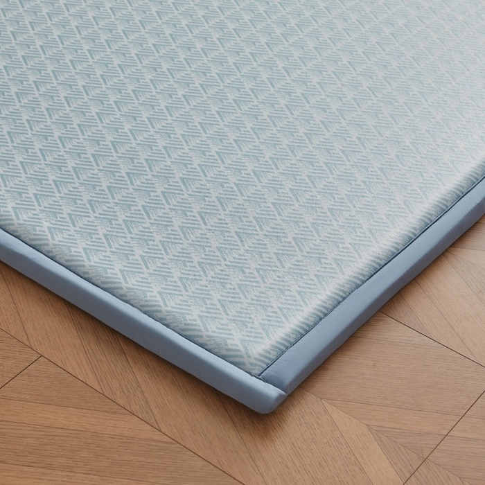 91家纺网 家纺一手货源 找家纺 薇梦蚊帐 2025新款凉感丝印花地垫 青春岁月