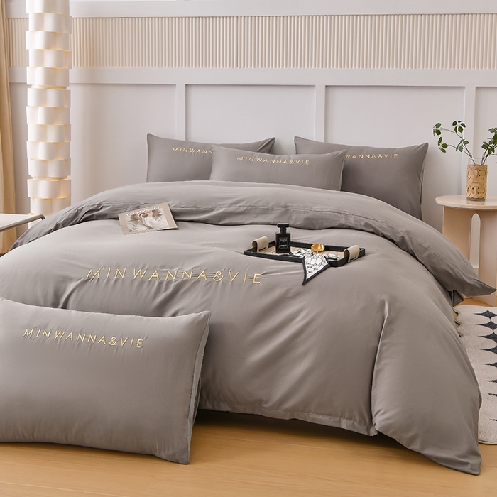 91家纺网 家纺一手货源 找家纺 宇彬家纺 2025新款直播热款13374全棉母婴级绣花字母款被套床单纯色重工清新四件套贡缎新疆长绒 Min-绅士灰