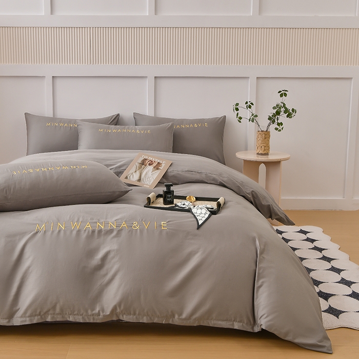 91家纺网 家纺一手货源 找家纺 宇彬家纺 2025新款直播热款13374全棉母婴级绣花字母款被套床单纯色重工清新四件套贡缎新疆长绒 Min-绅士灰