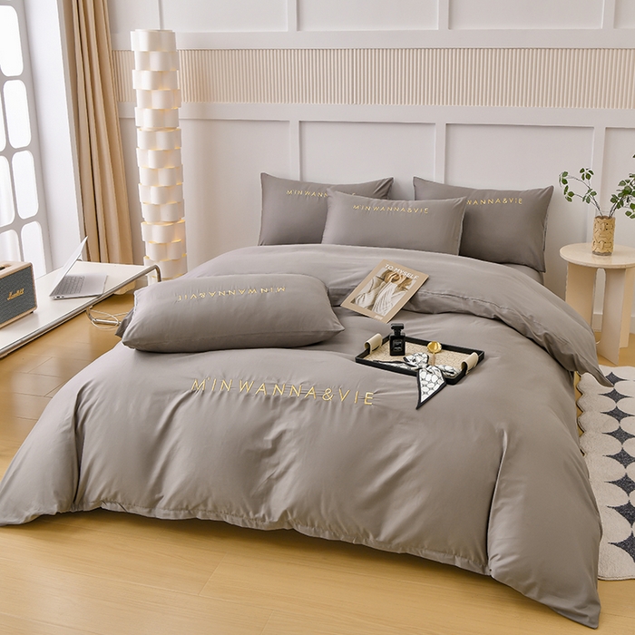 91家纺网 家纺一手货源 找家纺 宇彬家纺 2025新款直播热款13374全棉母婴级绣花字母款被套床单纯色重工清新四件套贡缎新疆长绒 Min-绅士灰