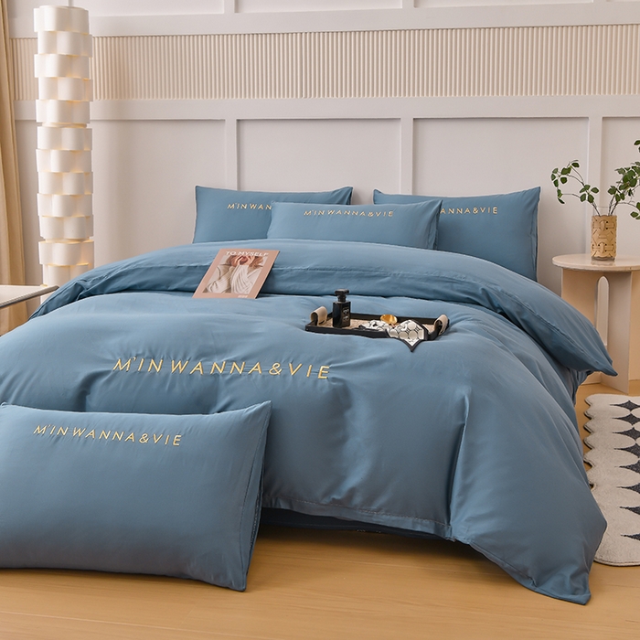 91家纺网 家纺一手货源 找家纺 宇彬家纺 2025新款直播热款13374全棉母婴级绣花字母款被套床单纯色重工清新四件套贡缎新疆长绒 Min-宾利蓝