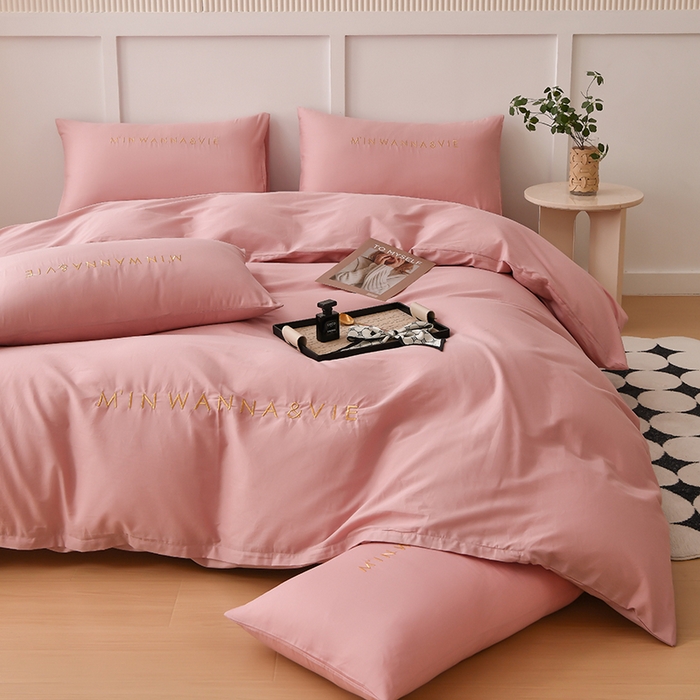 91家纺网 家纺一手货源 找家纺 宇彬家纺 2025新款直播热款13374全棉母婴级绣花字母款被套床单纯色重工清新四件套贡缎新疆长绒 Min-紫豆沙