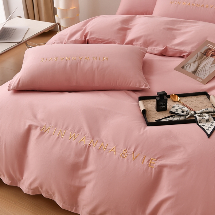 91家纺网 家纺一手货源 找家纺 宇彬家纺 2025新款直播热款13374全棉母婴级绣花字母款被套床单纯色重工清新四件套贡缎新疆长绒 Min-紫豆沙