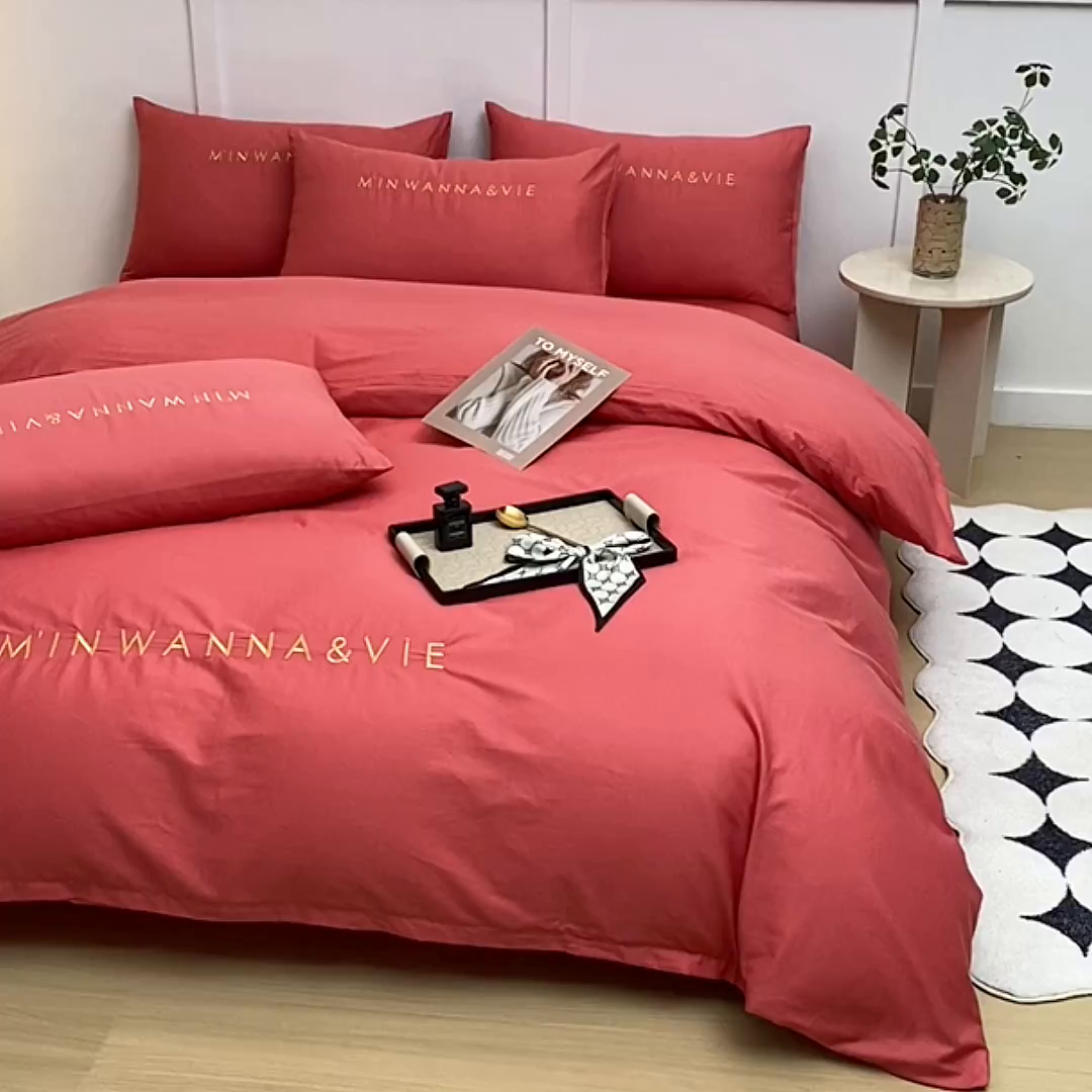 91家纺网 家纺一手货源 找家纺 宇彬家纺 2025新款直播热款13374全棉母婴级绣花字母款被套床单纯色重工清新四件套贡缎新疆长绒 Min-宝石红