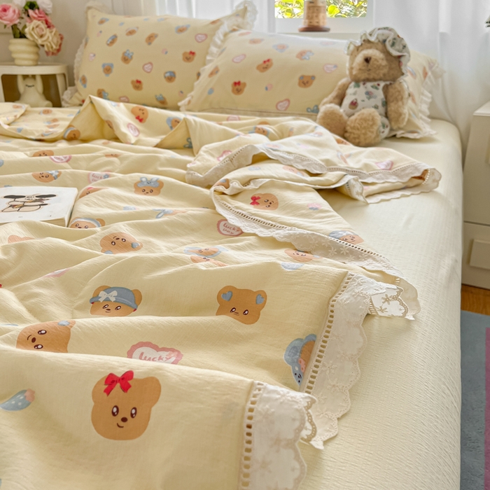 91家纺网 家纺一手货源 找家纺 玉海棠家纺 2025新款云感云感双层纱皱皱纱全棉花边款夏被四件套 约定熊