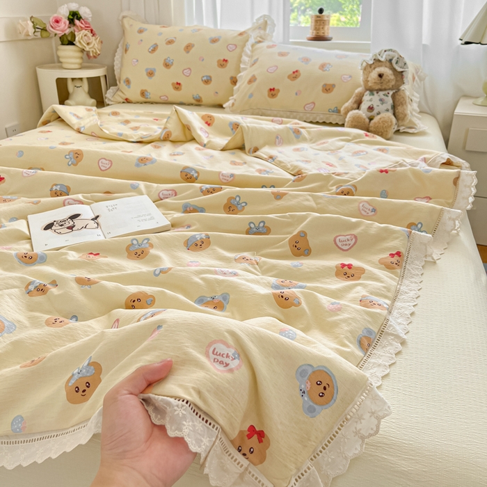 91家纺网 家纺一手货源 找家纺 玉海棠家纺 2025新款云感云感双层纱皱皱纱全棉花边款夏被四件套 约定熊