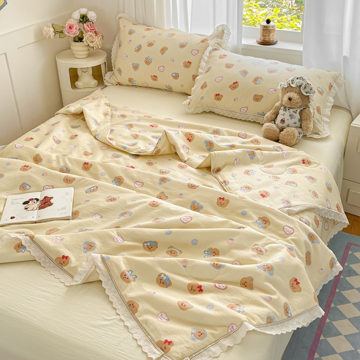 91家纺网 家纺一手货源 找家纺 玉海棠家纺 2025新款云感云感双层纱皱皱纱全棉花边款夏被四件套 约定熊