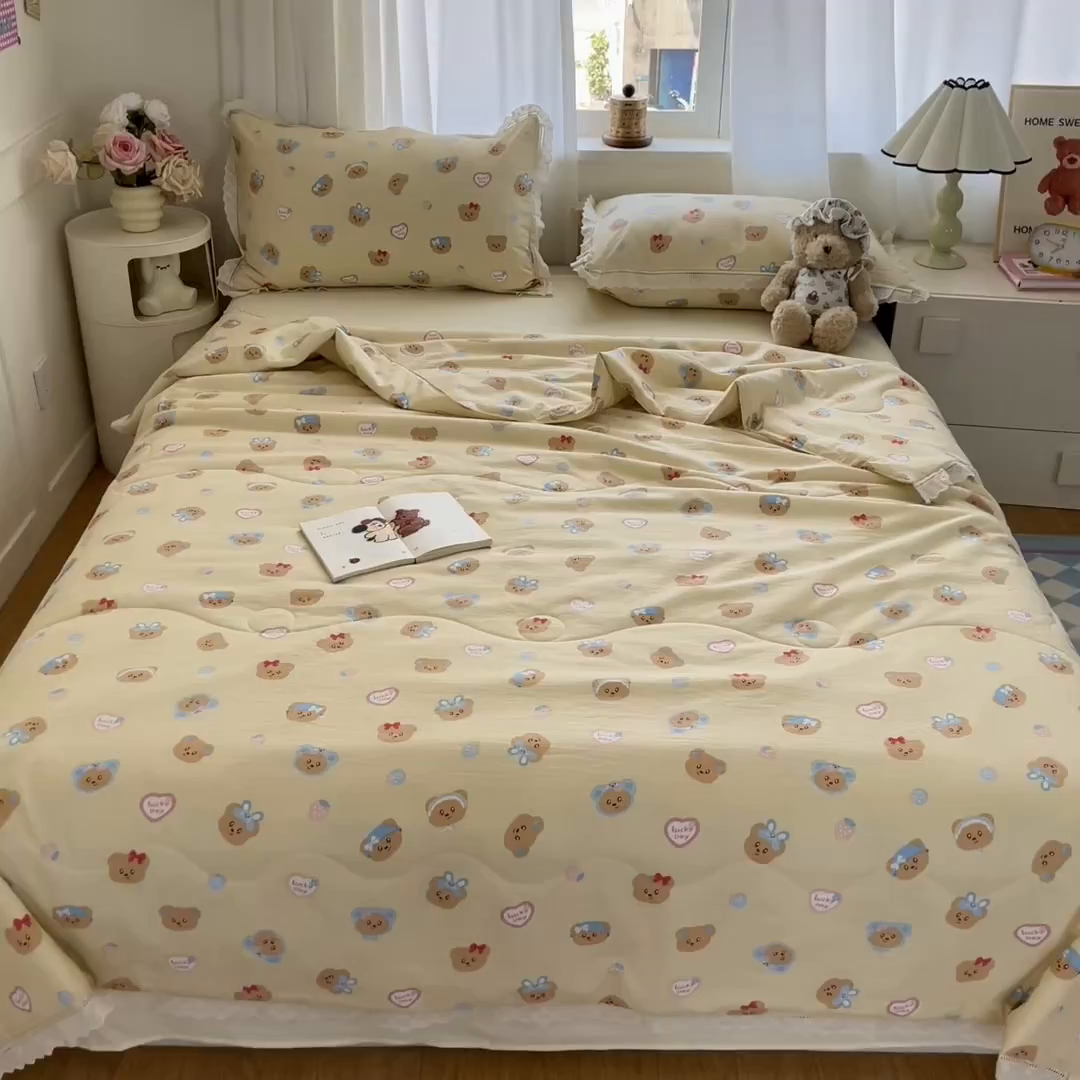 91家纺网 家纺一手货源 找家纺 玉海棠家纺 2025新款云感云感双层纱皱皱纱全棉花边款夏被四件套 约定熊