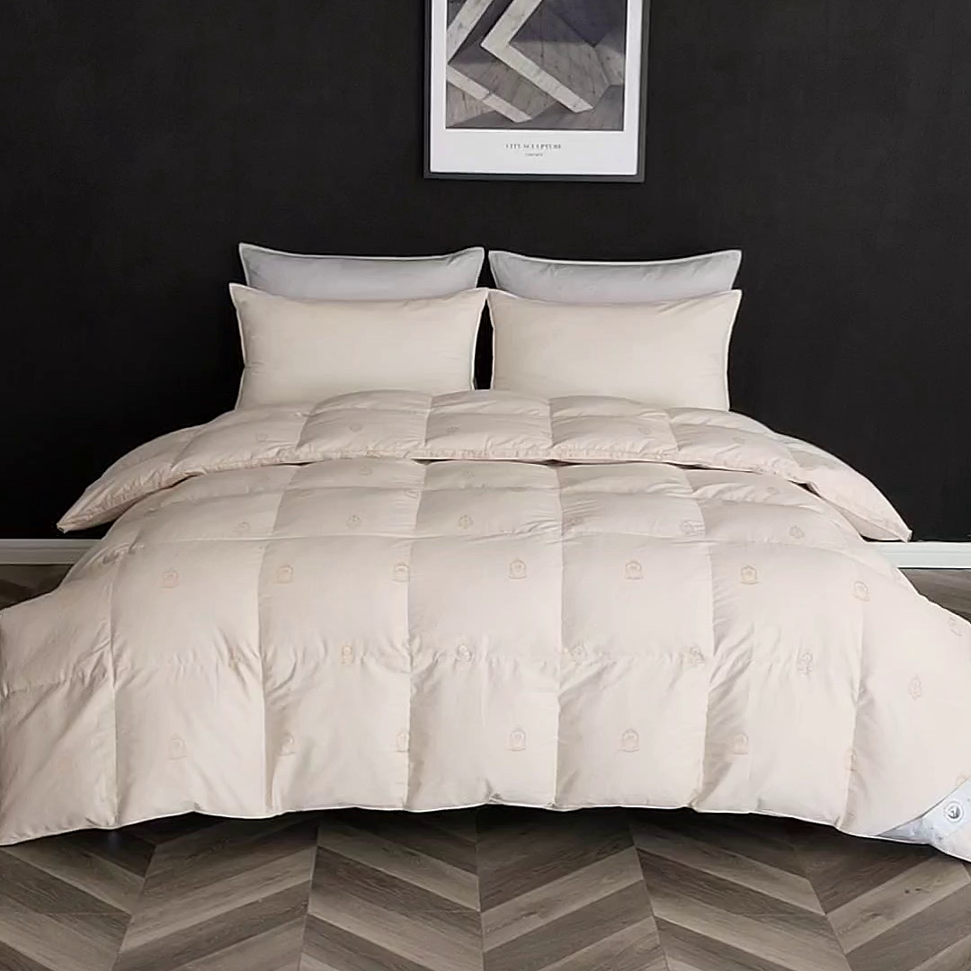 91家纺网 家纺一手货源 找家纺 呆头鹅羽绒工厂店 2025新款80支丝光棉彩棉羽绒被 白鹅绒鸭绒被子被芯羽绒工厂店 勋章卡其