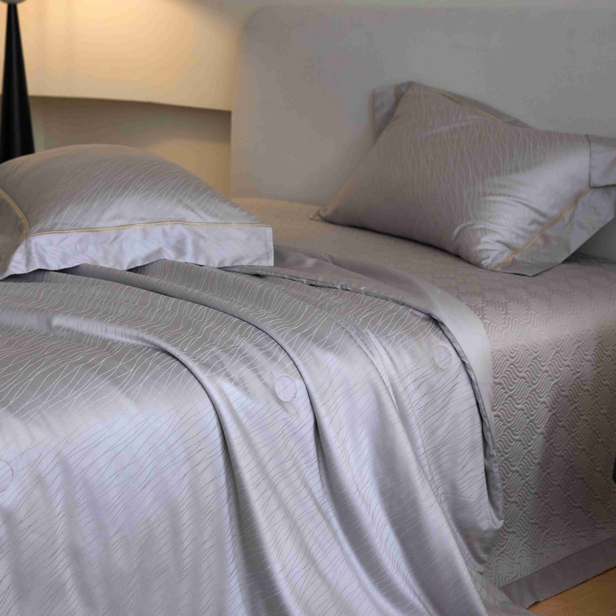 91家纺网 家纺一手货源 找家纺 时亿家居 2025新款100支天丝棉提花床盖款夏被四件套【控价券后不低于 538】 莫妮卡 灰