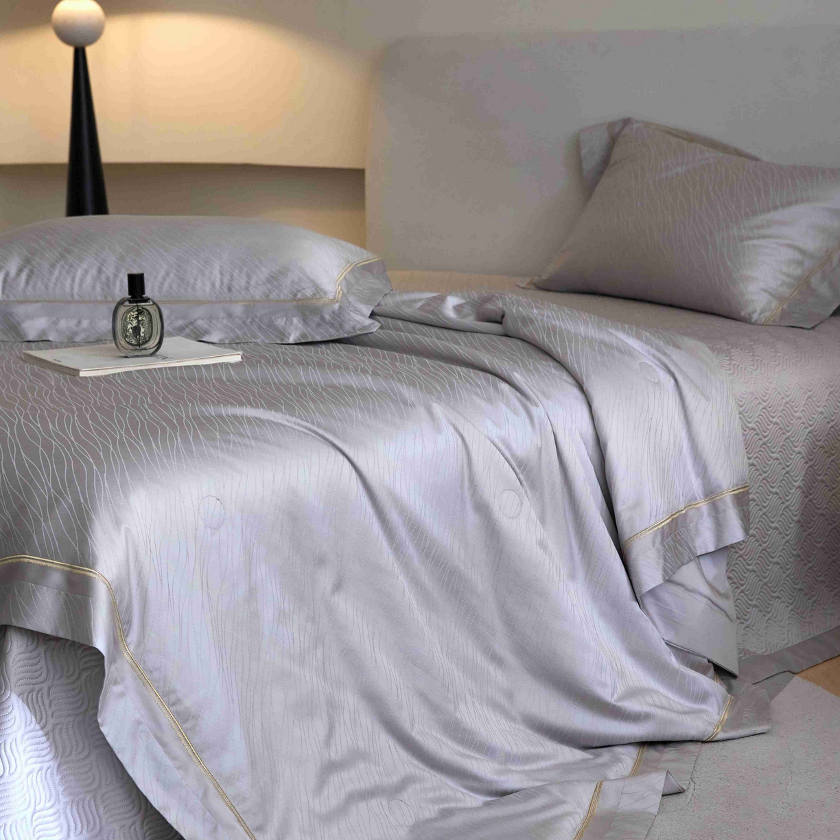 91家纺网 家纺一手货源 找家纺 时亿家居 2025新款100支天丝棉提花床盖款夏被四件套【控价券后不低于 538】 莫妮卡 灰