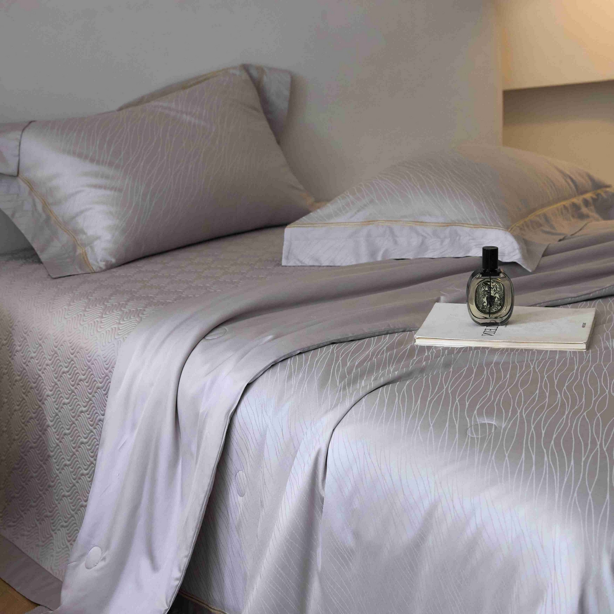 91家纺网 家纺一手货源 找家纺 时亿家居 2025新款100支天丝棉提花床盖款夏被四件套【控价券后不低于 538】 莫妮卡 灰