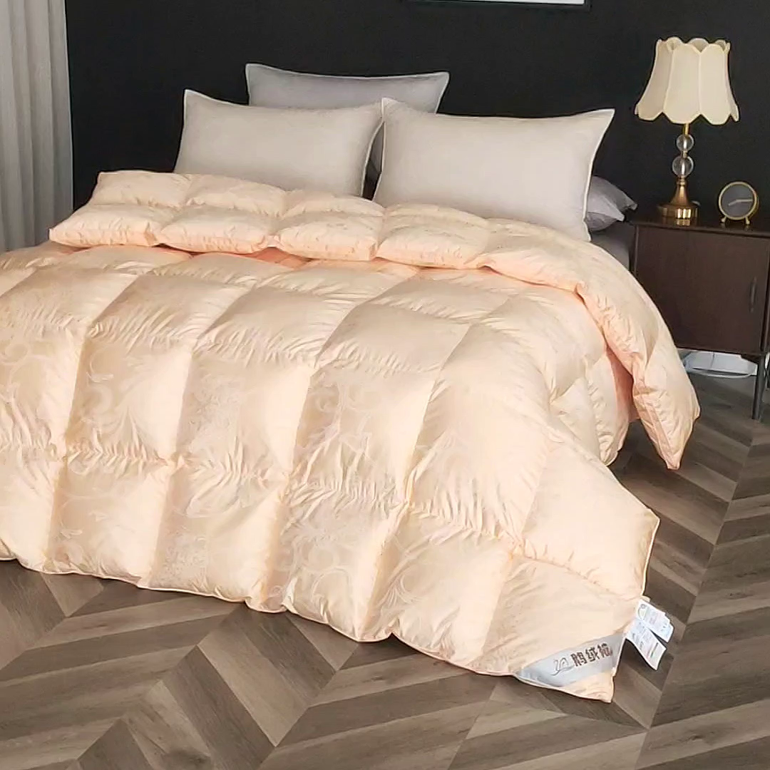 91家纺网 家纺一手货源 找家纺 呆头鹅羽绒工厂店 2025新款大提花锁绒绸羽绒被 白鹅绒鸭绒被子被芯羽绒工厂店 金色