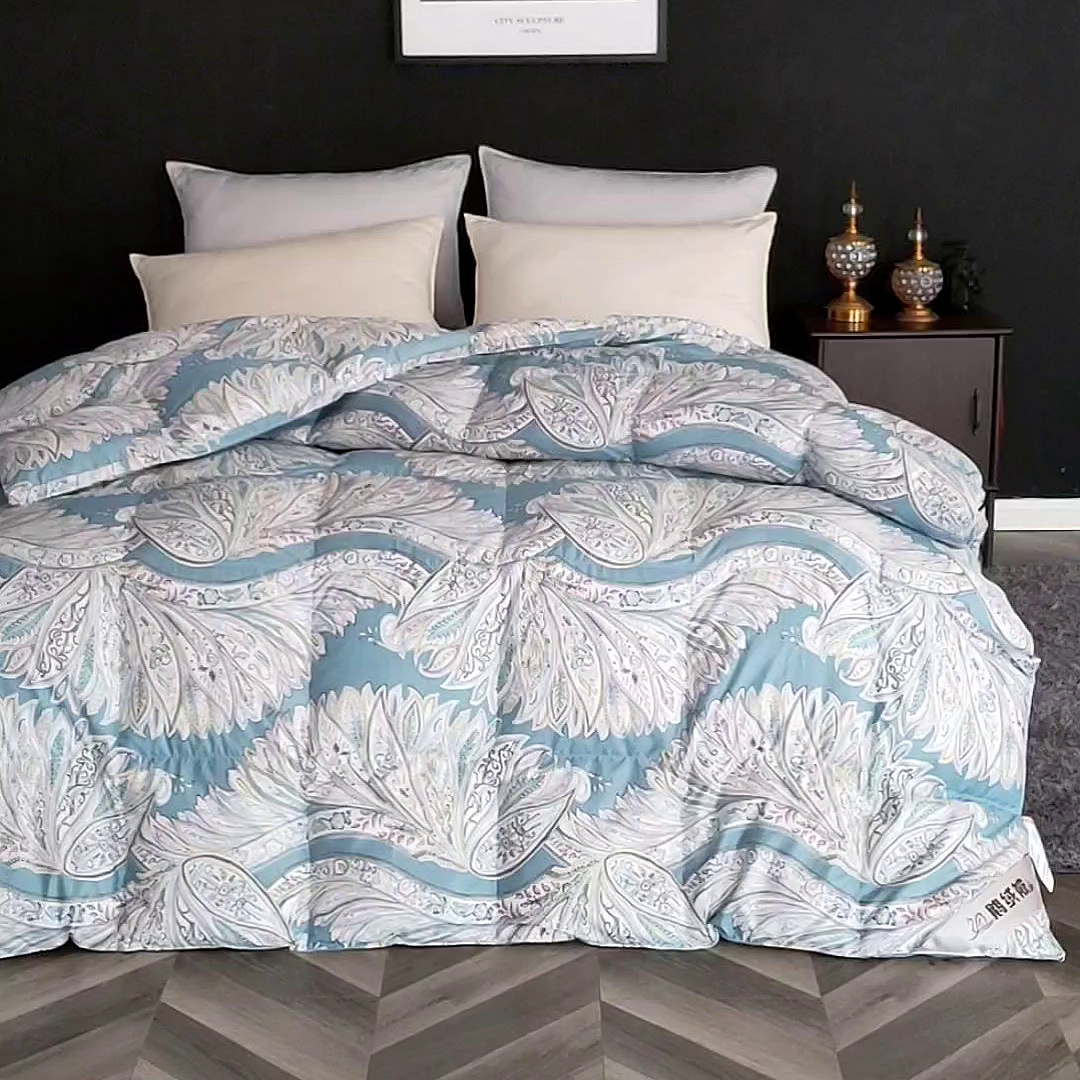 91家纺网 家纺一手货源 找家纺 呆头鹅羽绒工厂店 2025新款100支柔塞丝印花羽绒被 白鹅绒鸭绒被子被芯羽绒工厂店 天使之翼湖绿