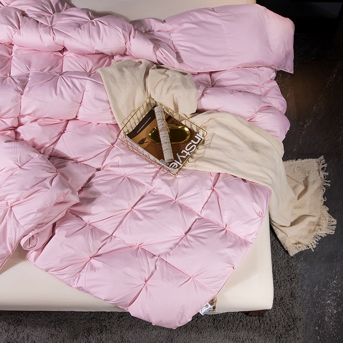 91家纺网 家纺一手货源 找家纺 呆头鹅羽绒工厂店 2025新款80支柔赛丝羽绒被-扭花款 白鹅绒鸭绒被子被芯羽绒工厂店 粉色