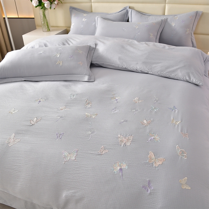 91家纺网 家纺一手货源 找家纺 星窝2025新款绣花水洗棉四件套-蝶舞飞扬系列 绅士灰