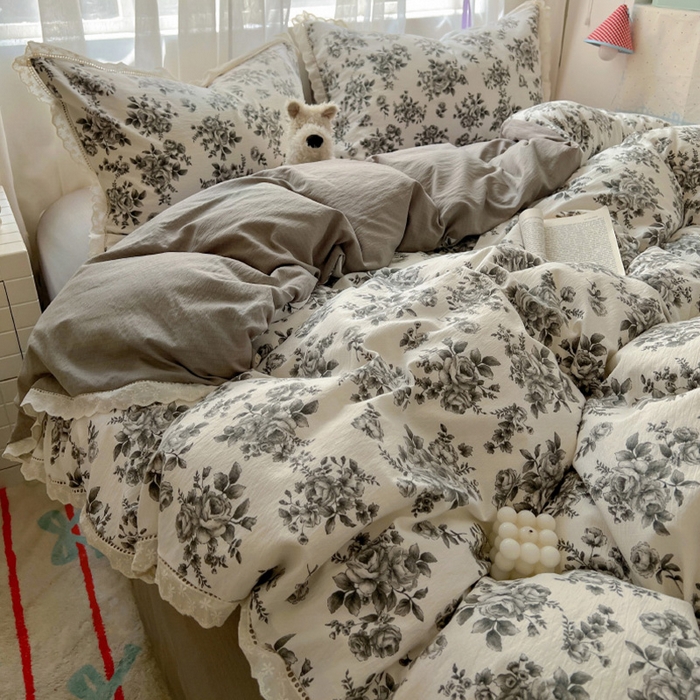 91家纺网 家纺一手货源 找家纺 罗亿家纺 2025新款云感双层纱全棉镂空花边四件套（提供买家秀） 蔷薇未眠