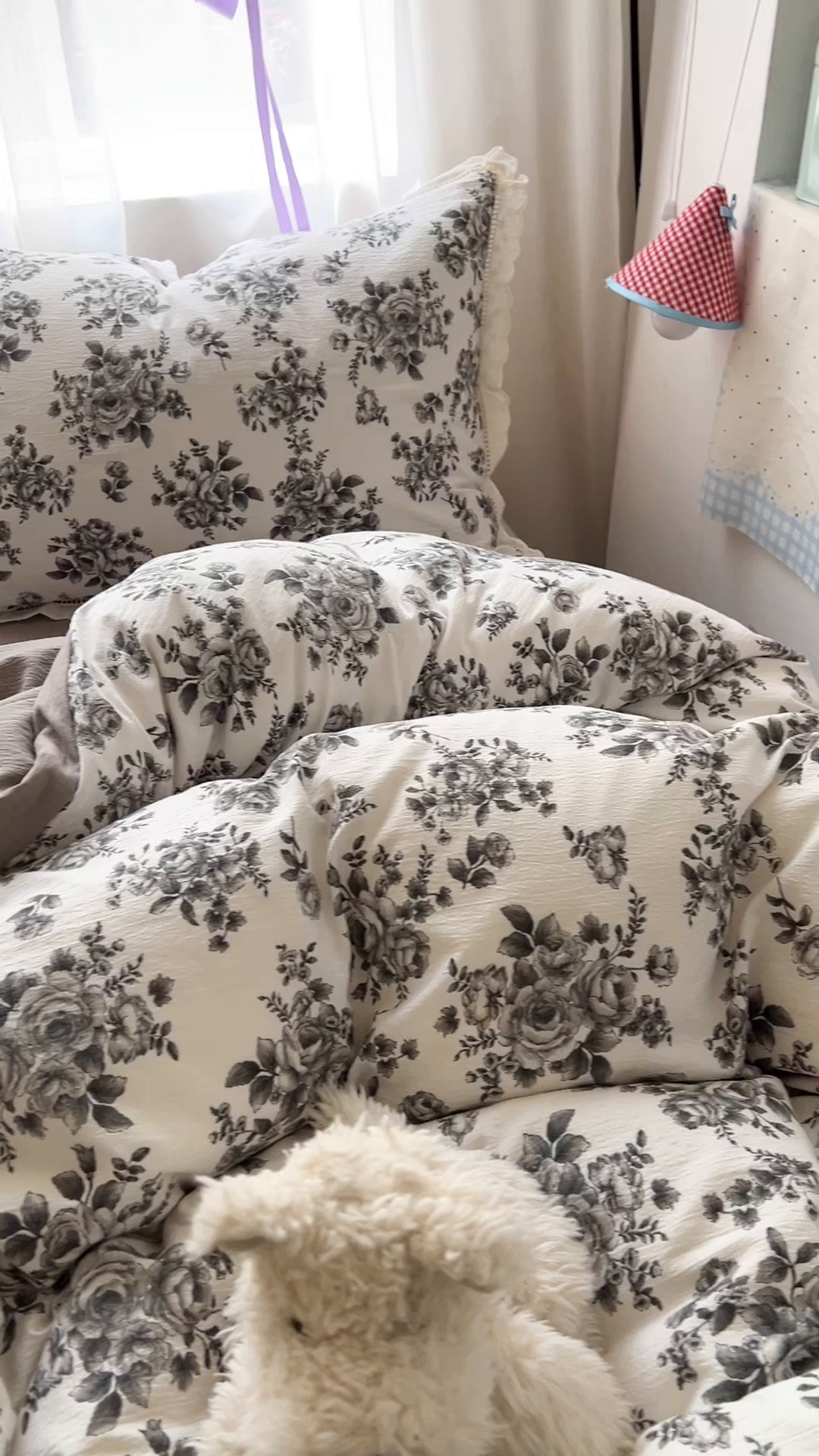 91家纺网 家纺一手货源 找家纺 罗亿家纺 2025新款云感双层纱全棉镂空花边四件套（提供买家秀） 蔷薇未眠