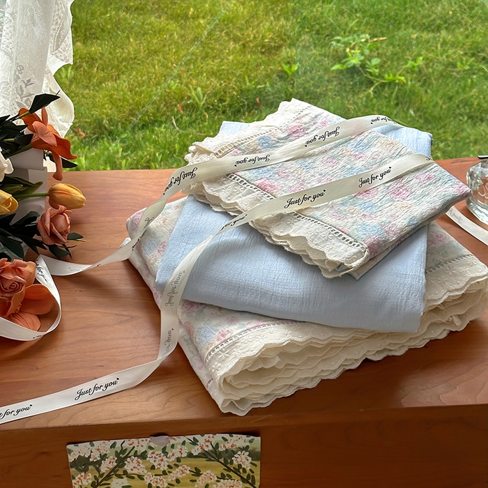 91家纺网 家纺一手货源 找家纺 罗亿家纺 2025新款云感双层纱全棉镂空花边四件套（提供买家秀） 童话星岛