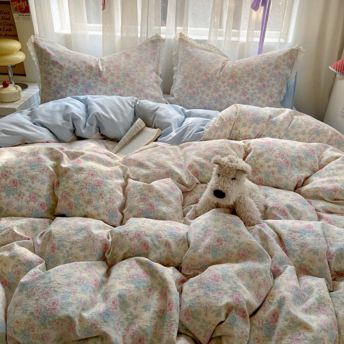 91家纺网 家纺一手货源 找家纺 罗亿家纺 2025新款云感双层纱全棉镂空花边四件套（提供买家秀） 童话星岛