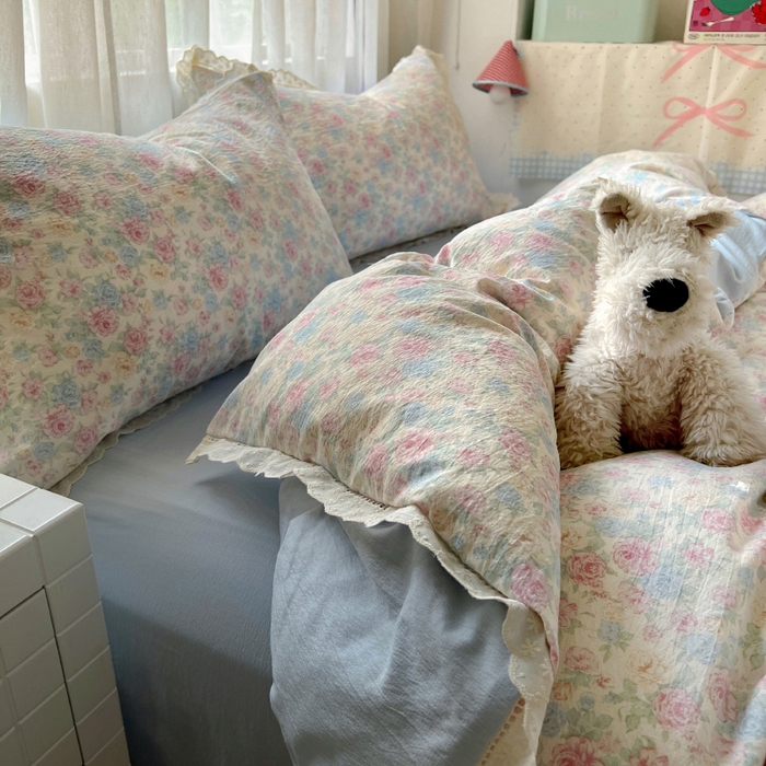 91家纺网 家纺一手货源 找家纺 罗亿家纺 2025新款云感双层纱全棉镂空花边四件套（提供买家秀） 童话星岛