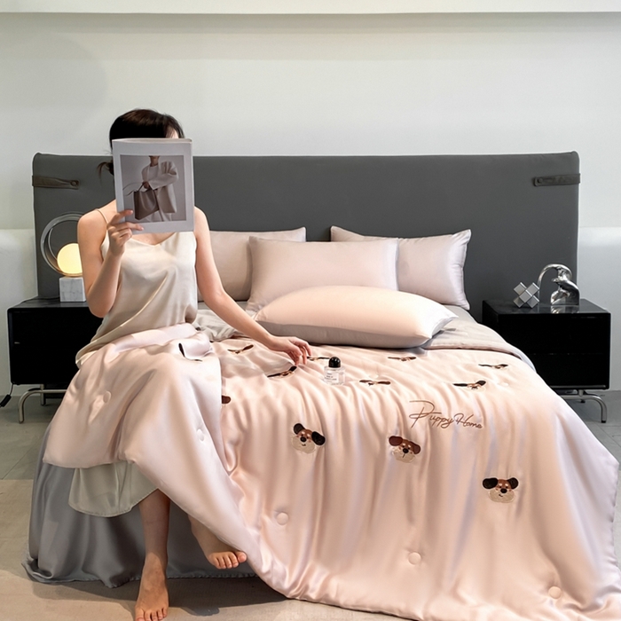 91家纺网 家纺一手货源 找家纺 丝芙妮家居（原乐视家纺） 2025春夏新款水洗冰丝夏被夏凉被空调被四件套-满绣系列 欢乐狗-粉