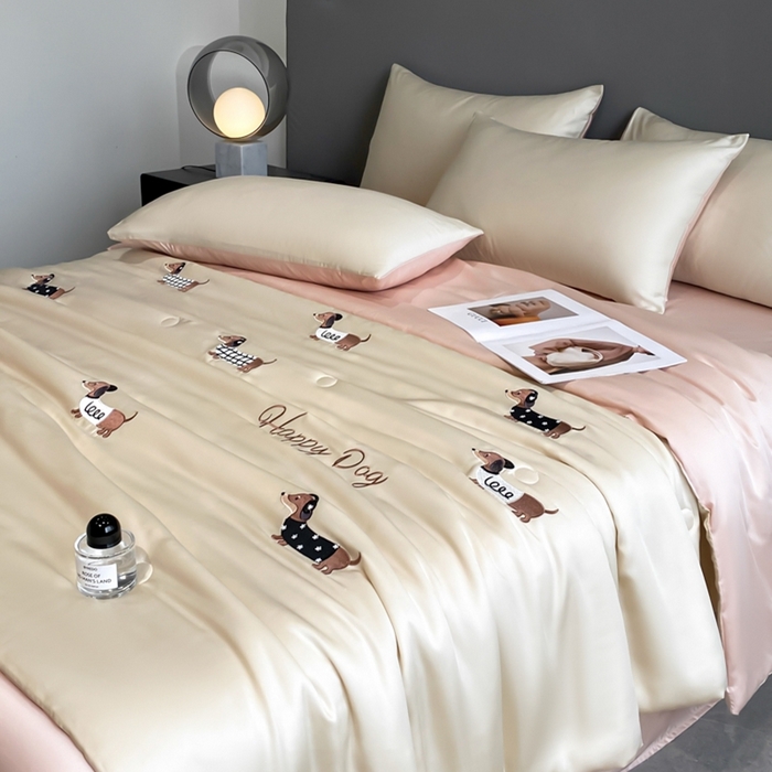 91家纺网 家纺一手货源 找家纺 丝芙妮家居（原乐视家纺） 2025春夏新款水洗冰丝夏被夏凉被空调被四件套-满绣系列 腊肠犬