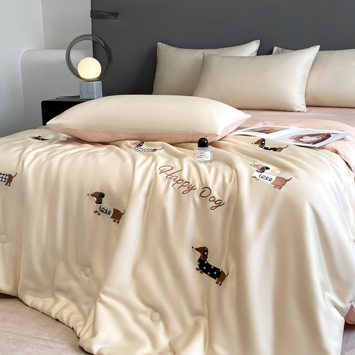 91家纺网 家纺一手货源 找家纺 丝芙妮家居（原乐视家纺） 2025春夏新款水洗冰丝夏被夏凉被空调被四件套-满绣系列 腊肠犬