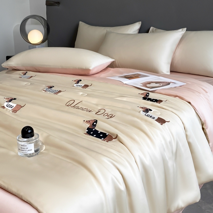 91家纺网 家纺一手货源 找家纺 丝芙妮家居（原乐视家纺） 2025春夏新款水洗冰丝夏被夏凉被空调被四件套-满绣系列 腊肠犬